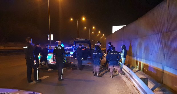 Během honičky policie zadržela řidiče, který měl zakázané řízení.