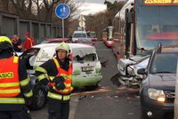 Velká nehoda v Praze 4 omezila dopravu: Srazilo se pět aut a tramvaj