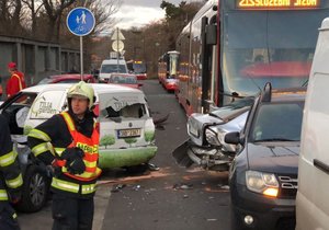 V ulici U Plynárny došlo k hromadné dopravní nehodě pěti osobních aut, tramvaje a autobusu.