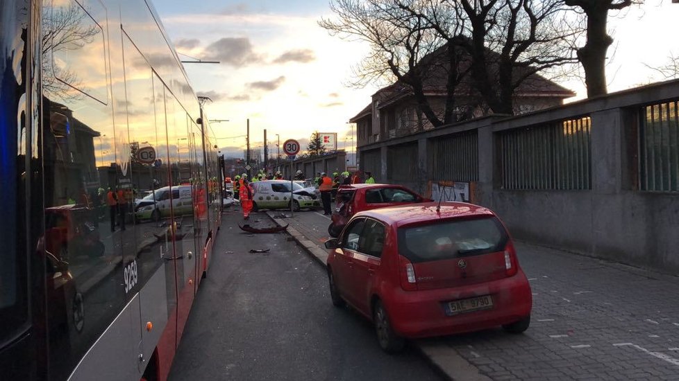V ulici U Plynárny došlo k hromadné dopravní nehodě pěti osobních aut, tramvaje a autobusu.