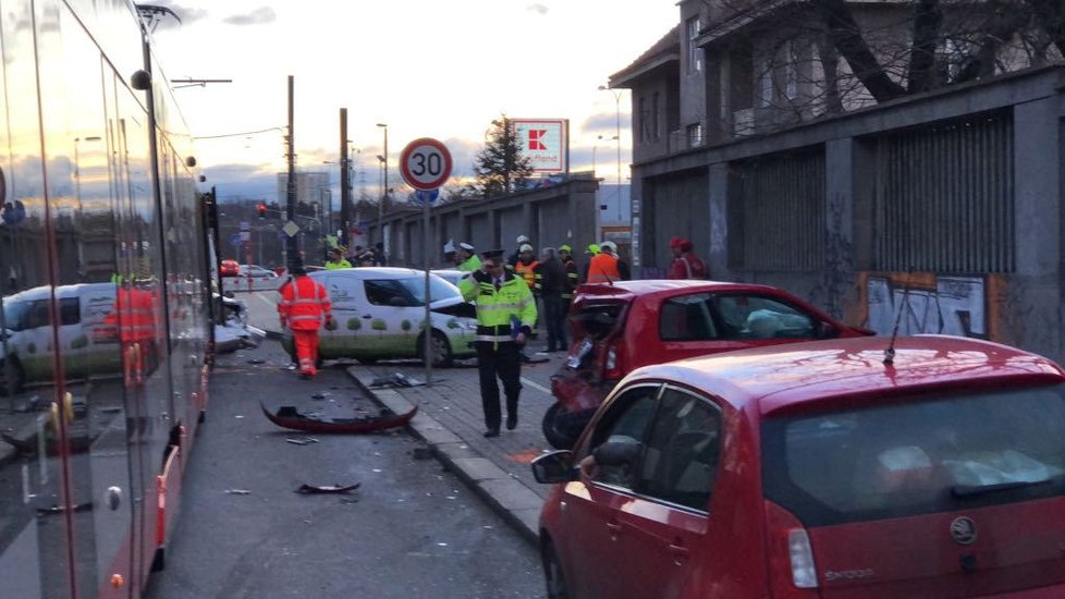 V ulici U Plynárny došlo k hromadné dopravní nehodě pěti osobních aut, tramvaje a autobusu.