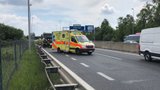 Vážná nehoda u pražského letiště: Řidiče kamionu vyprošťují hasiči