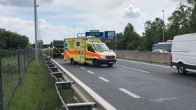 Nehoda na Pražském okruhu: Muže vyprošťují hasiči