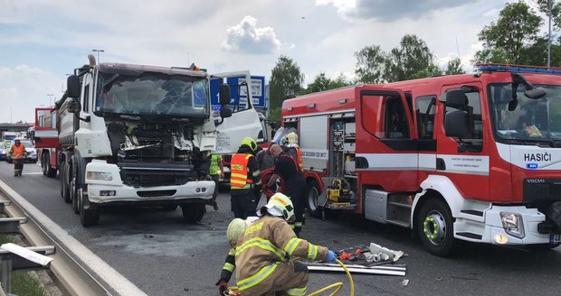 Nehoda na Pražském okruhu: Muže vyprošťují hasiči