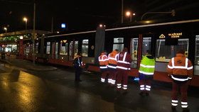 V Kobylisích vykolejila tramvaj: Kvůli šále na kolejích