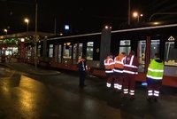 V Kobylisích vykolejila tramvaj: Kvůli šále na kolejích
