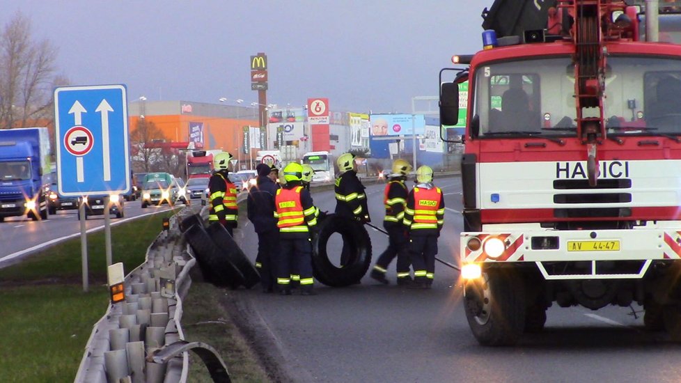 Hasiči několik hodin vyprošťovali vůz...