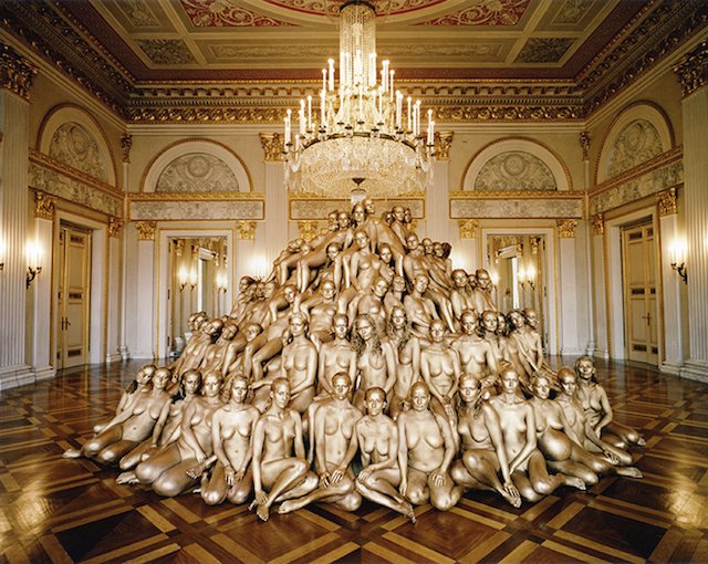 Umělec Spencer Tunick, který sídlí v New Yorku, je známý svými obrázky nahých davů, které se někdy vyskytují na světových památkách.