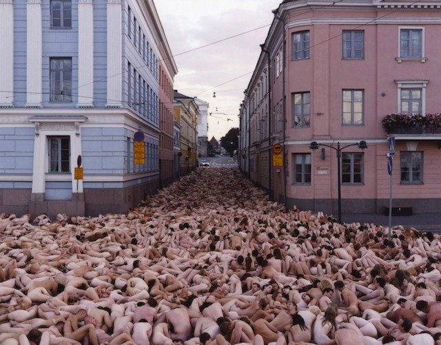 Stovky nahých těl na jednom snímku, tak vypadají skutečně velkolepé skupinové akty