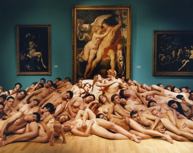 Umělec Spencer Tunick, který sídlí v New Yorku, je známý svými obrázky nahých davů, které se někdy vyskytují na světových památkách.