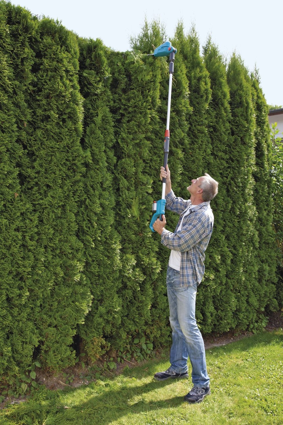 Akumulátorové teleskopické nůžky Gardena na živý plot THS Li-18/42 se hodí pro stříhání živých plotů ve výškách až v dosahu 3 metrů i při zemi. Gardena 3 990