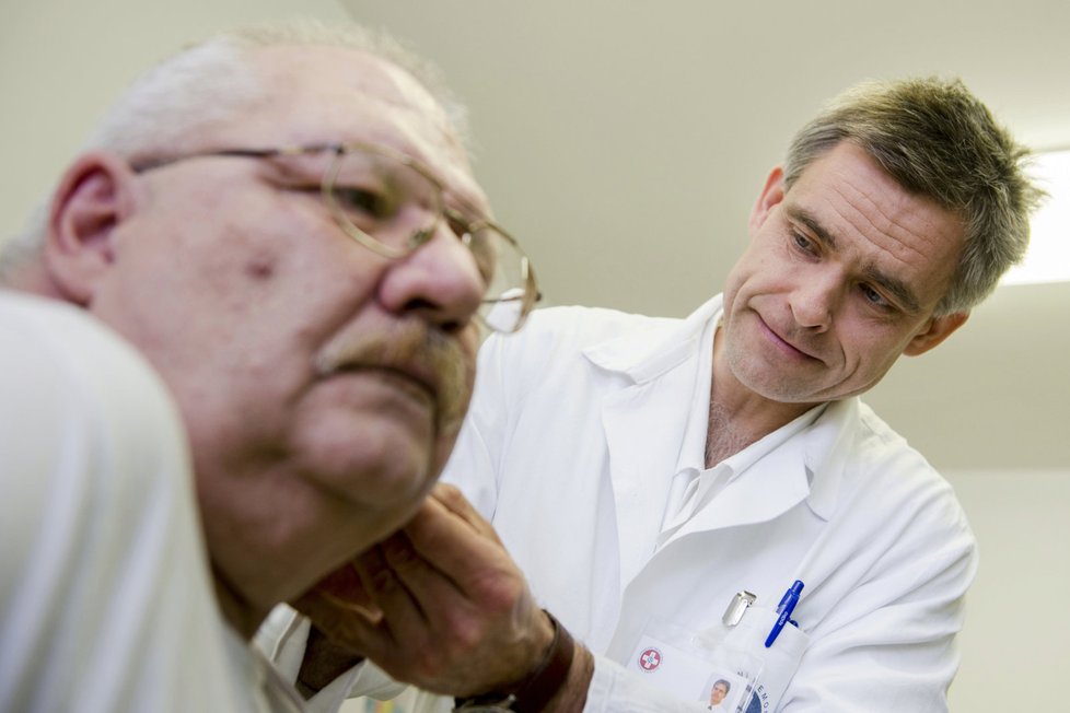 Na snímku provádí vedoucí lékař centra tradiční čínské medicíny František Musil (vpravo) akupunkturu.