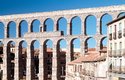 Akvadukty stahovaly vodu do měst. Císařská Ravenna měla jeden 70 km dlouhý, tento dochovaný je ve španělské Segovii