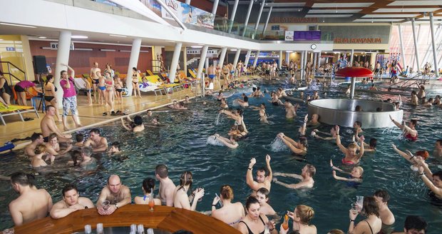 Aqualand Moravia disponuje díky termální vodě celoročně vnitřními i venkovními bazény.