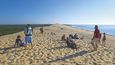 Na vrcholku Dune du Pilat se člověk cítí jako na kousku Sahary vklíněném mezi zeleň lesa a modř oceánu