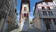 Ozdobou baskických měst jsou hrázděné domy s barevně natřenými trámy i okenicemi