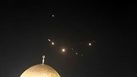 Íránské drony nad jeruzalémskou mešitou Al Aksá (13. 4. 2024).