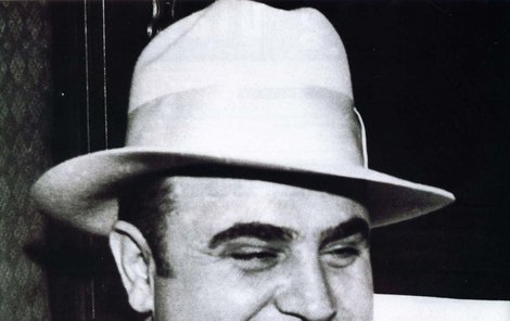 Milovník luxusních doutníků Al Capone.