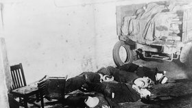 14. února 1929 došlo v Chicagu k takzvanému Masakru na svatého Valentýna. Čtyři gangsteři převlečení za policisty tehdy postříleli sedm rivalů.