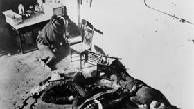 14. února 1929 došlo v Chicagu k takzvanému Masakru na svatého Valentýna. Gangsteři převlečení za policisty tehdy postříleli sedm rivalů.