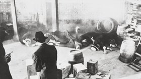 14. února 1929 došlo v Chicagu k takzvanému Masakru na svatého Valentýna. Gangsteři převlečení za policisty tehdy postříleli sedm rivalů.
