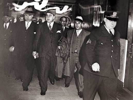 Caponeho přivádějí k soudu, kde »vyfasuje« 11 let.