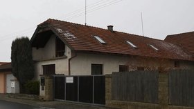 V tomto domě v Hoříně na Mělnicku bydlela obviněná žena před svým odjezdem do Turecka ještě loni na jaře.