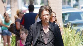 Al Pacino se potlouká po ulicích Beverly Hills. V igelitce má hračky nakoupené dětem.