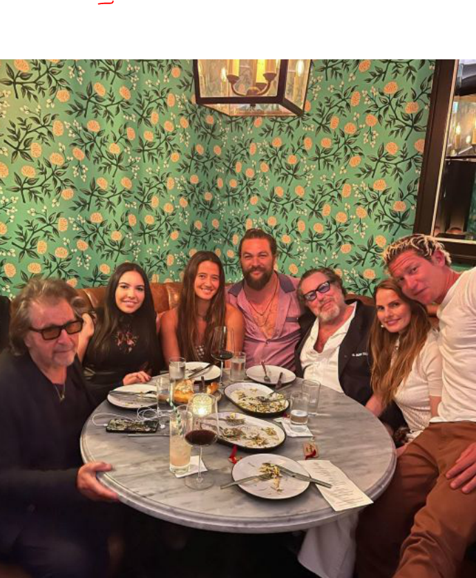 Al Pacino v, Jason Momoa a další přátelé v restauraci