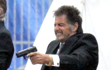 Al Pacino během přestřelky na ulici.