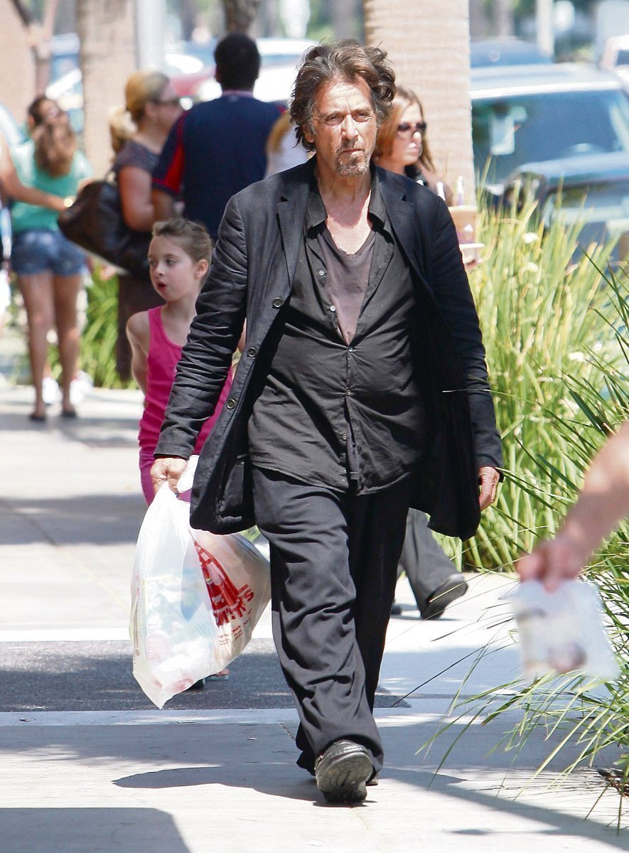 Al Pacino se potlouká po ulicích Beverly Hills. V igelitce má hračky nakoupené dětem.