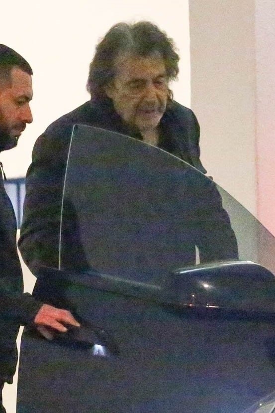 Al Pacino má podle všeho problémy s chůzí.