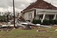 22 mrtvých po tornádech na jihu USA: Zničené domy, hledání přeživších a lidé bez proudu