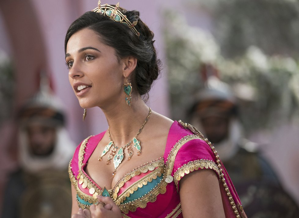 Naomi Scott jako Jasmina v pohádce Aladin