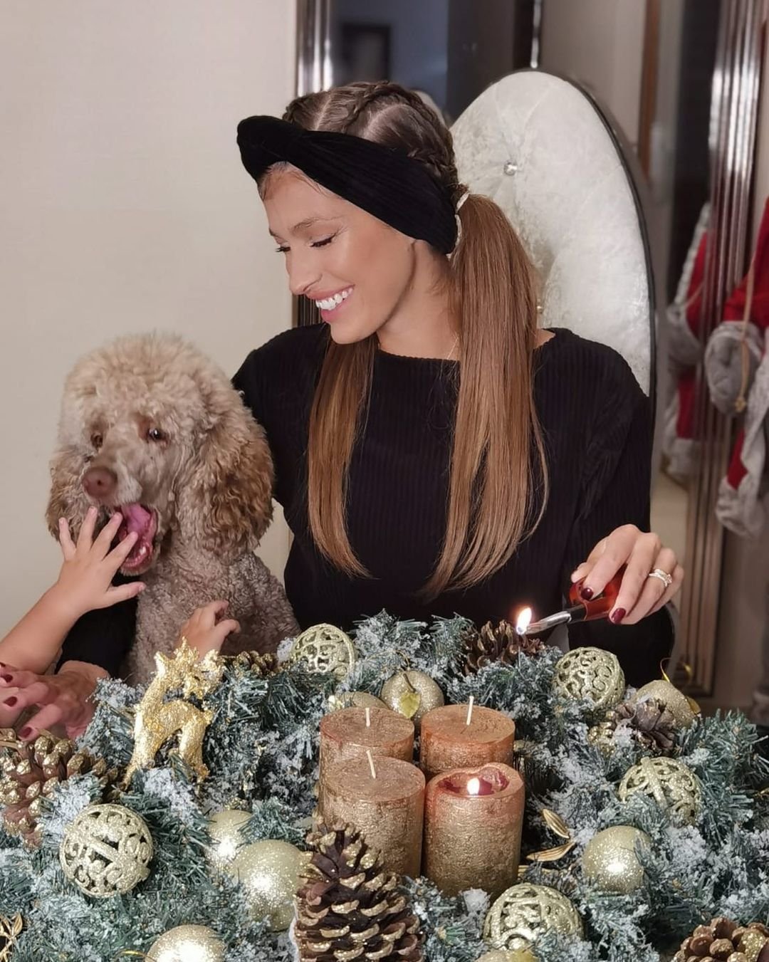 Jasmina Alagič s obrovským adventním věncem