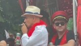 Prezident na technoparty: Davy lidí na festivalu překvapila tančící hlava Švýcarska