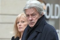 Alain Delon (88) čelí skandálu: Policie u něj našla nelegální střelnici!