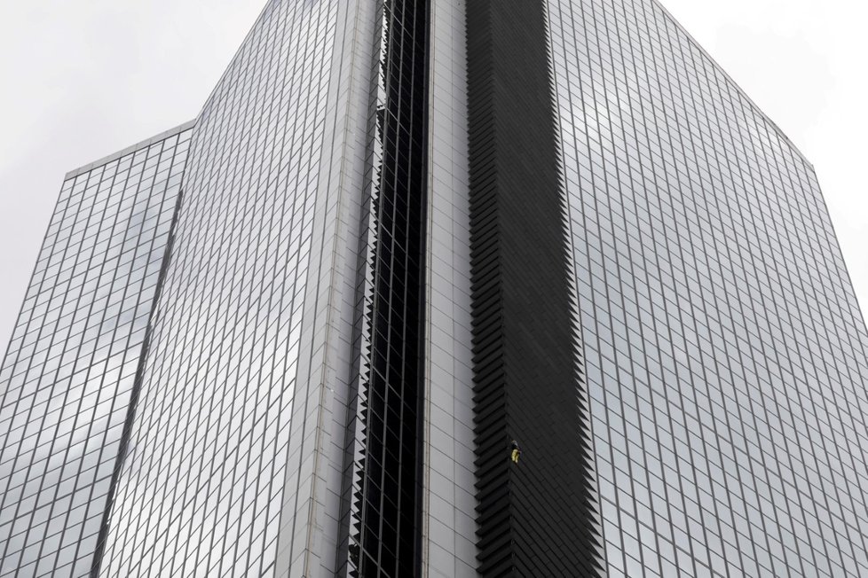 Toto Alain Robert zdolal: GT International Tower v Manile