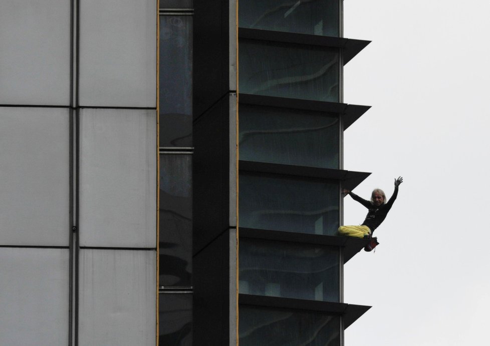 Alain Robert při výstupu na GT International Tower