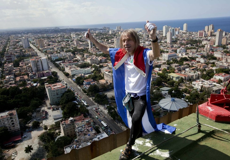 Alain Robert oslavuje pokoření kubánského hotelu Habana Libre