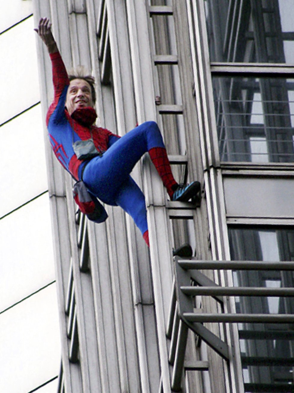 Čas od času na sebe francouzský lezec obleče kostým Spidermana