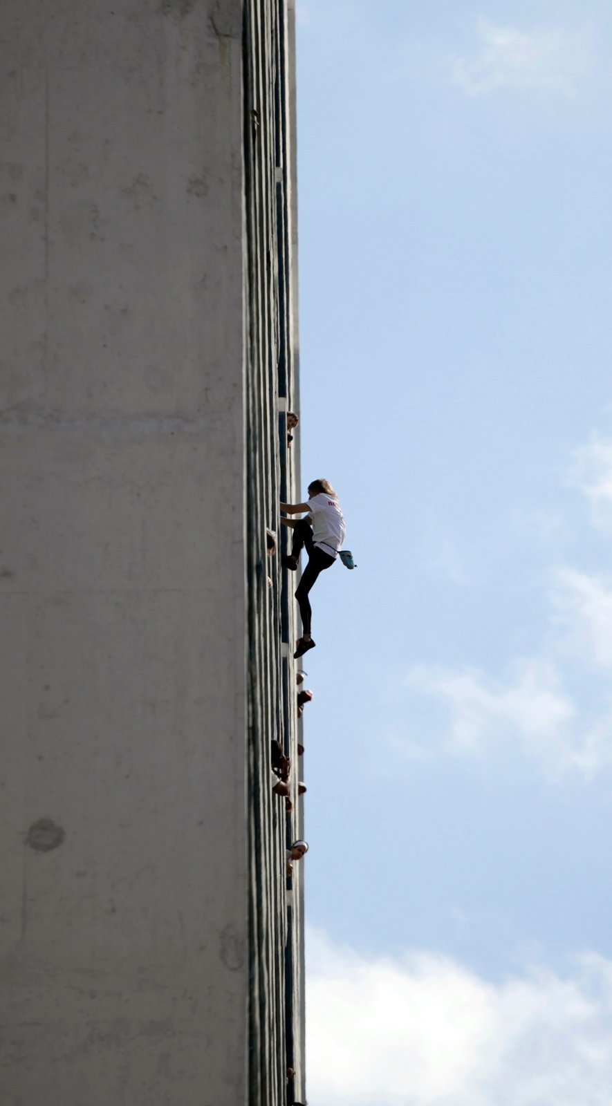 Alain Robert šplhá do výšky, ze které se lidem tají dech: V únoru 2013 pokorřil hotel Habana Libre