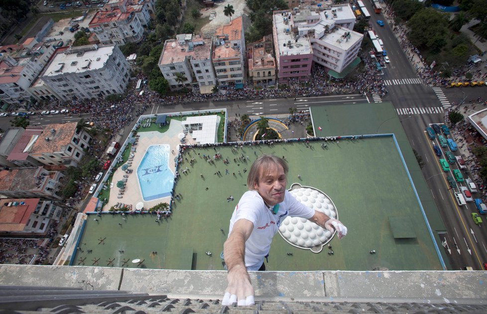 Zdolávání hotelu Habana Libre v podání pavoučího muže Alaina Roberta
