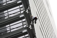 Pavoučí muž vylezl na mrakodrap