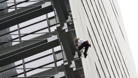 Pavoučí muž Alain Robert leze na mrakodrap New York Times