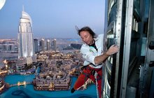 Francouzský Spiderman Alain Robert (48): Vylezl až do nebe Šplhal 828 m!