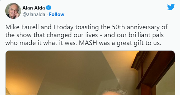 Alan Alda a Mike Farrell si k výročí MASHe dopřáli přípitek