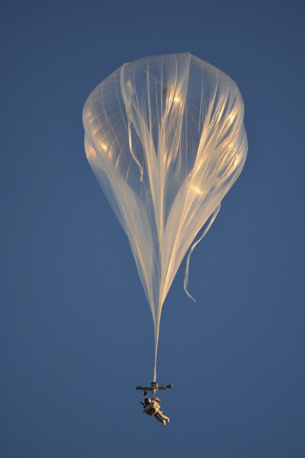 Alana vynesl do výšky 41 km heliem naplněný balon.