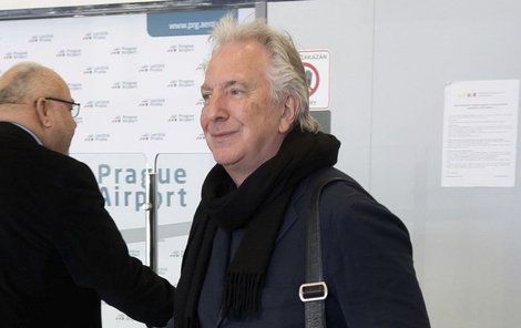 Alan Rickman přiletěl do Prahy včera běžnou linkou z Londýna.