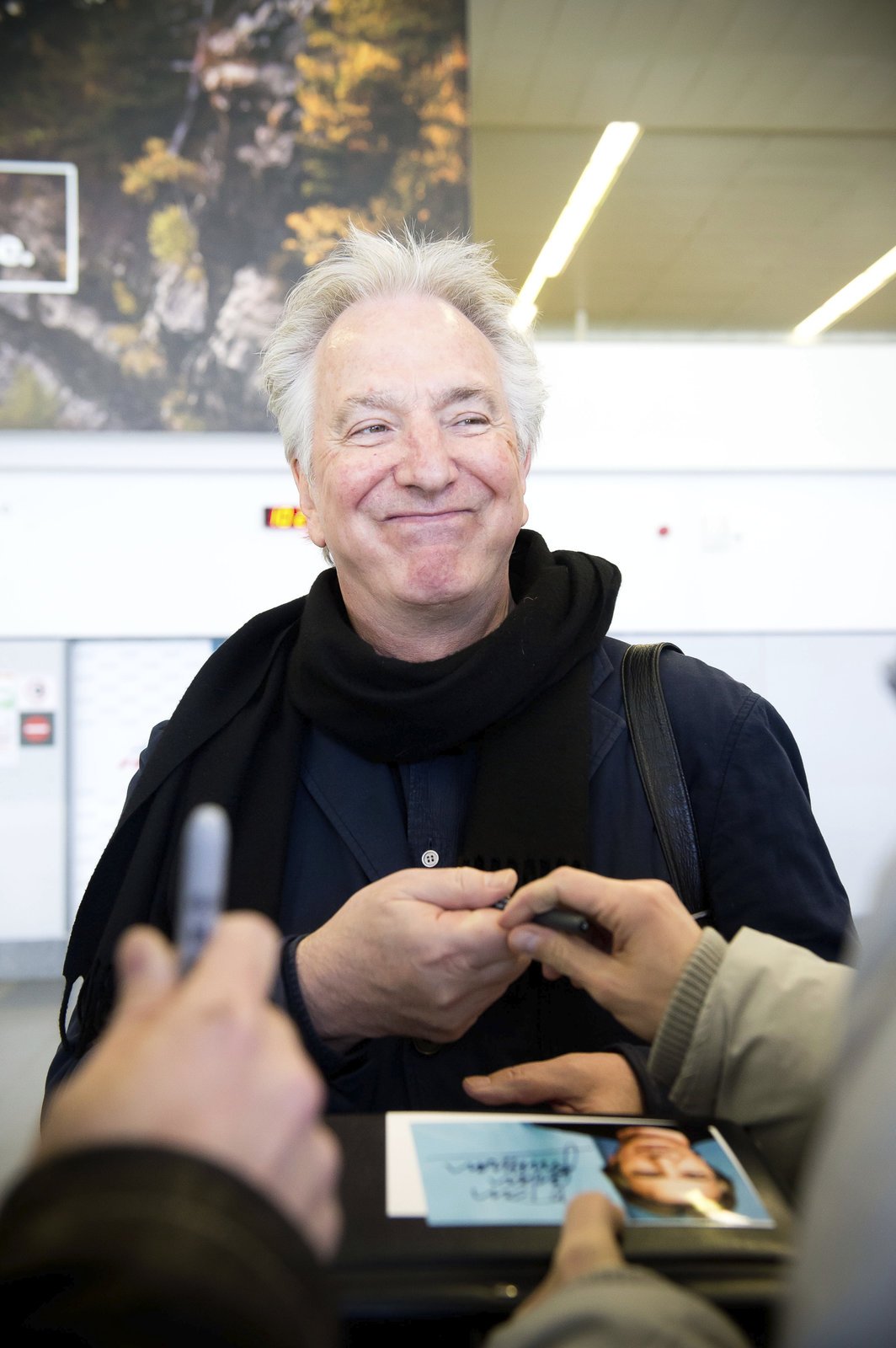 Alan Rickman přiletěl do Prahy včera běžnou linkou z Londýna.